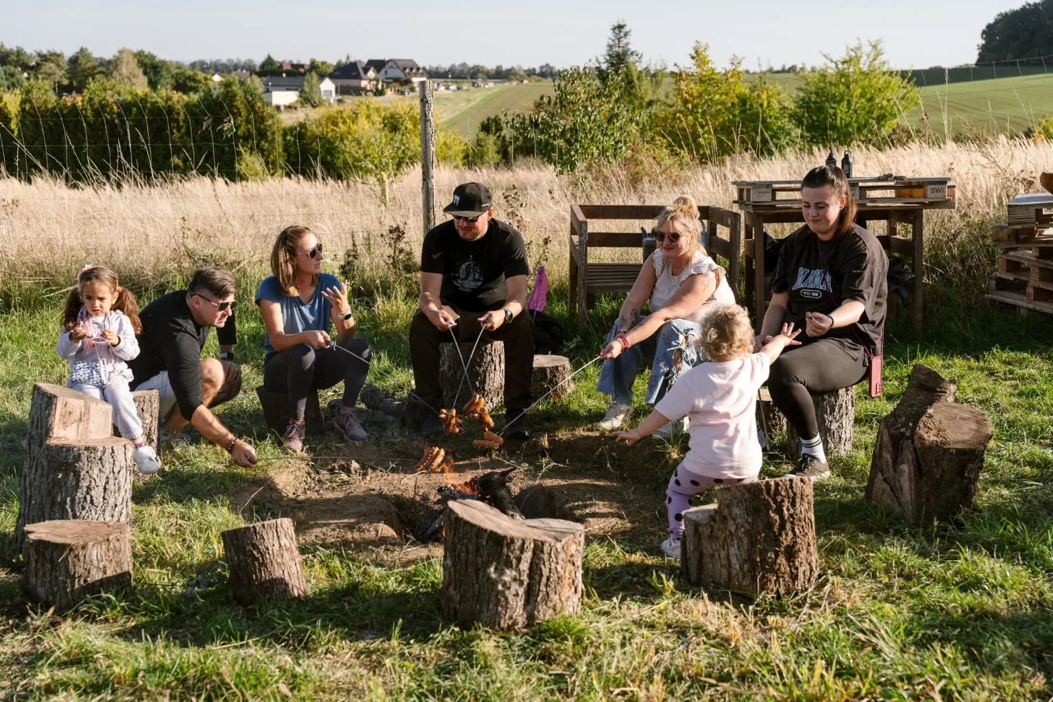 Sousedé s dětmi u ohně při letošní Drakiádě