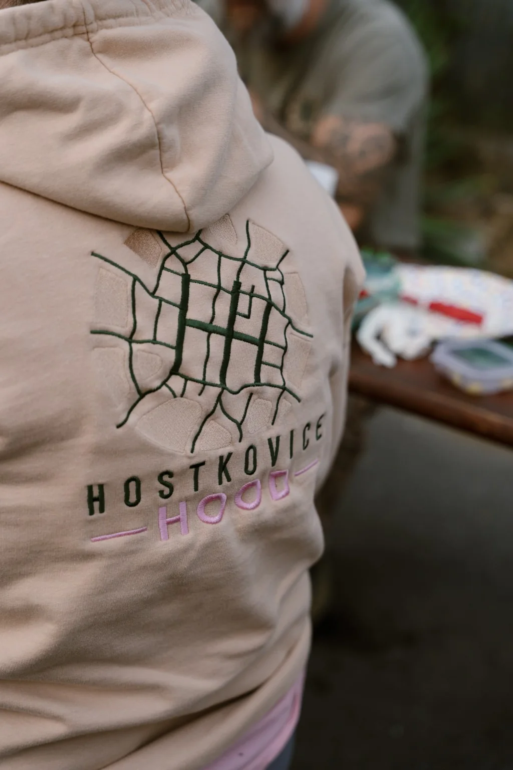 Detail velkého znaku na světlé mikině